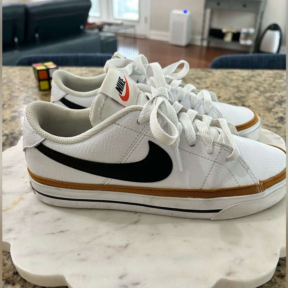 Women’s tennis shoes